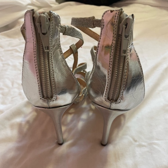 Silver Heels - Picture 2 of 3